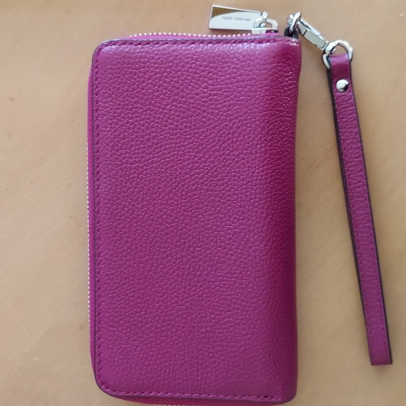 MICHAEL KORS PEBBLED LEATHER ZIP AROUND WALLET PINK w/ SILVER HARDWARE - Picture 4 of 8